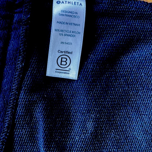 Athleta size 4 cropped black stretch-y pants - Picture 4 of 5